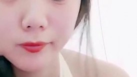 小背心丁字裤清秀新人小姐姐，喜欢玩诱惑，撩起衣服露奶子扭动，揉搓拍打多毛骚穴，掰穴特写小逼很紧致