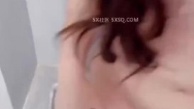 强闯卫生间狂操洗澡的表妹❤️换上萝莉塔装扣弄粉嫩的小逼 鸡巴抽插流出羞耻的白浆 内射粉嫩无毛穴浓浓精液