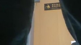 强烈推荐，极品CP，KK千元收费群，多镜头偷拍高颜值女神级美女方便，脸穴同框，赏脸赏逼