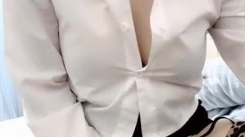 剧情演绎】小骚妇情欲抠逼自慰 勾引小帅哥啪啪啪，超骚超主动无套操逼