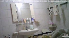 咸湿房东低价出租，真实偷拍合租姐妹日常洗澡，肤白美乳阴毛性感