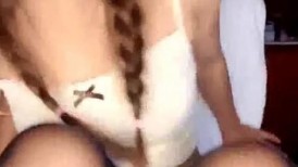 黑丝露脸风骚少妇喊狼友爸爸，淫声荡语互动撩骚奶子比心，跳蛋塞逼里抽插自慰，淫水多多表情好骚精彩别错过