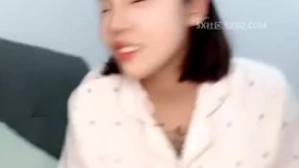 两个小妹准备好挨草了，全程露脸让小哥揉奶玩逼掰开给狼友看粉嫩骚穴，口交大鸡巴淫声荡语无套爆草射肚子上