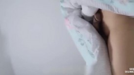 淫乱家庭：爸爸开着视频聊天看着妈妈被儿子干，不料翻车小心内射，还和老爸视频！~1