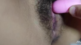 FC2 4702974 【无码制服】美腿翘臀美女毛茸茸的阴道被生猛插入，大量精液喷涌而出【额外高清】