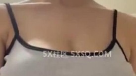 第一视角感受下有一个美丽漂亮的巨乳女友 她慢慢的坐在你的几把上 非常有冲击力 建议收藏