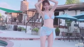 OF日本大眼萌妹「5XSQ」和比基尼表妹夏日旅行，被妹妹勾引了，在浴池里一边捏着奶头一边无套操她并内射