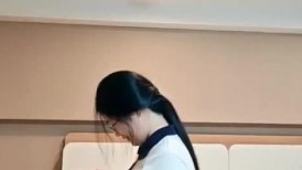 我的母狗妹妹露脸跟小哥开房啪啪直播让狼友看，深喉草嘴无毛白虎逼，让小哥各种体位无套爆草，内射中出真骚