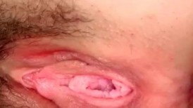 荔枝茶茶睡前发骚，全程露脸性感吊带听狼友指挥脱光光，揉奶玩逼按摩棒自慰阴蒂，道具抽插骚逼高潮冒白浆