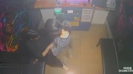 黑客破解KTV包间摄像头偷拍年轻情侣调皮的女生对着摄像头比剪刀手和男友在沙发上做爱小哥经验不足差点早泄
