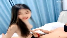 心悦姑娘跟好姐妹一起伺候蒙面大哥玩4P，全程露脸黑丝诱惑口交足交道具玩逼，多体位爆草蹂躏射在小屁股上