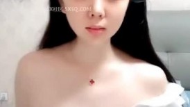 极品微胖小妹全程露脸漏着骚奶子跟狼友互动撩骚，听指挥脱光光激情大秀，揉奶玩逼道具抽插无毛白虎高潮不断