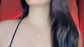 钢管舞宝贝小飘飘激情大秀脱衣艳舞诱惑狼友，骚逼水多多自己抠道具插特写展示，浪叫呻吟不止高潮冒白浆好骚