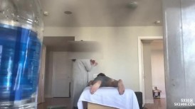 预约上门女按摩师自愿献身H国大屌痞子「5XSQ」OF私拍，首约非洲裔女技师，矜持后还是帮着撸管还让摸胸