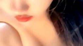 风骚小少妇的一天全程露脸大秀直播，跟狼友撩骚互动，各种展示揉奶玩逼看特写，自己抠逼狼友扩阴器站着尿尿