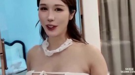 ⚫️【2025新品】，万众瞩目S级尤物反差婊【辛尤里】最新付费作品，约会肚子喂饱饱，回家小穴塞满满！