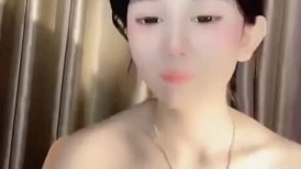 最新流出笑容甜美高端精致女神【18岁昆明女模】大尺度福利第二季白皙无毛粉屄傲人双峰道具自慰喷水(3V)(2)