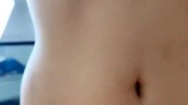 黑丝露脸风骚的深圳婊妹伺候大哥的小鸡巴，深喉口交的样子好骚，激情上位爆草抽插，压在身下蹂躏呻吟可射