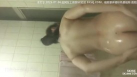 《台湾情侣泄密》平时一本正经的女同事❤️下班后的淫乱私生活被曝光