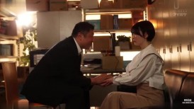 [无码破解]IPSE-016 即使是智商为68的聪明女大学生，也会在绝对的催眠实验中被精神病中年教授洗脑，乞求性爱 小松本嘉