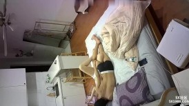 高校附近民宿钟点炮房摄像头偷拍小仙女被拉到镜子前狠抽屁股后入看到自己骚样子再也忍不住原型毕露