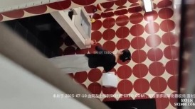 六月流出厕拍大神手持闯拍 写字楼女厕偷拍几个美女尿尿耐克拖鞋白领美女月经期流量很大