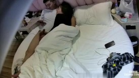 星期天休息❤️小华哥约女友去酒店开房一边啪啪一边玩游戏女友毛多性欲强趴上面不愿意下来