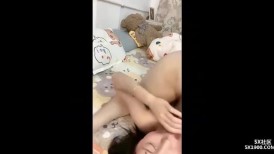 漂亮妹子 操的还不够爽吗起来 用力不要射 在家跟大哥69吃鸡上位骑乘操的小脸绯红满头大汗 抱怨不够情