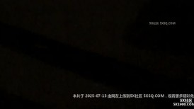 公寓宿管晚上无聊四处巡查浴室窗外偷窥 年轻小情侣做爱小哥挺猛的