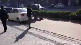 吃瓜 光天化日公共场所憋不住了，大爷大妈直接在马路上就干了起来！这就是传说中的路震