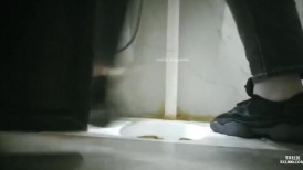 ⚫️商场女蹲厕真实偷拍，数位小姐姐方便，同步露脸全身，瑜伽裤大穴美少妇，尿尿还把B掰开不知为什么