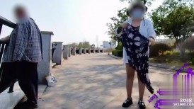 【人前露出】穿上齐逼包臀裙，门户大开邀请流浪汉看骚逼