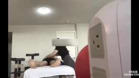 预约上门女按摩师自愿献身韩国大屌痞子「5XSQ」OF私拍，⑤约韩国眼镜娘终于本垒，小穴超紧很快被夹射
