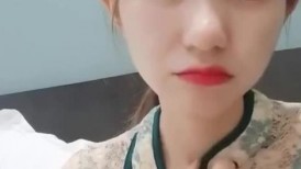 漂亮小少妇 身材苗条小娇乳 上位骑乘主动抽插 被大哥无套输出 最后颜射一脸精液