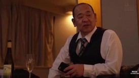 [无码破解]EYAN-204 体触超越中年男杀巨乳神比例少妻中出人气爆棚的宫本瑠衣