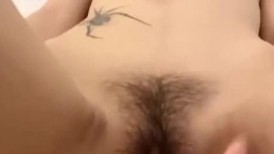 性感小野猫全程露脸乖巧听话跟小哥酒店激情啪啪，深喉草嘴笑起来好迷人，激情上位无套抽插，直接内射中出