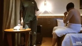 大奶良家少妇 你干嘛要戴这个 你一个月才见我一两次 身材丰满上位骑乘 边看电视边啪啪 哥们很快就缴械