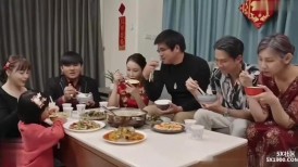 《龍淫新春》年夜飯那天小叔龍精探了剛進門的嫂洞 娃娃少妇