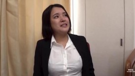 天使 天然素人 090225_01 与穿着丰满招聘服的巨乳女孩进行中出面试！真锅诗织
