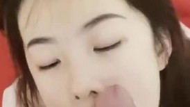 【重磅核弹】，大神约啪极品素人邻家学妹，口爆颜射，深喉到干呕，调教露脸性爱自拍_ (2)