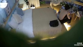 ⚫️主题酒店针孔真实偷拍，艺校年轻小情侣脱光光激情造爱，美女身材一流，蜂腰翘臀连续肏2炮