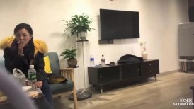 高颜轻熟女 你想干嘛你手机呢 手机在充电 身材苗条性格不错先聊聊天吃点东西补充能量 老是怕偷拍