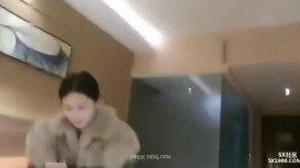 【AI增强】雀儿漫天飞约了个高颜值01年妹子TP啪啪，上位骑乘床边后入猛操，很是诱惑喜欢不要错过中文字幕听译版