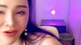 丝袜情趣露脸骚人妻的诱惑，情趣漏奶情趣装跟狼友撩骚互动听指挥，掰开骚逼给狼友看，淫声荡语不断精彩刺激