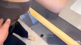 坚挺圆润的极品美乳!镜子前爆插欲求不满的饥渴骚货!看着自己被插到高潮!爽到腿软!
