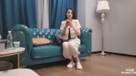 外圍長腿小姐姐，騷的很，還穿情趣護士裝調情，妹子自摸翹起屁股扭動，開檔黑絲大屁股騎乘撞擊