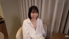 FC2 4770664 3天！七折优惠！[初次拍摄] [多人] 初次邂逅，然后突然四人组。她那羞耻的阴户里充满了一滩又一滩的液体！一个变态的素人释放着她的欲望！