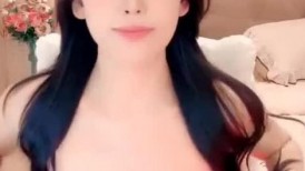 新来的极品妞黑丝露脸一个人精彩大秀，情趣诱惑互动撩骚听指挥，揉着骚奶子道具玩逼逼，浪叫呻吟不止好刺激